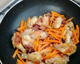 Foto del paso 2 de la receta: Alas de pollo salteadas con verduras..