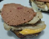 Foto del paso 5 de la receta: "Sándwich" de berenjena🍆, morradela, salchicha y queso🧀🥩🍗
