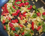 Foto del paso 2 de la receta: Cazuela vegetariana de garbanzos con tomate y huevos poché