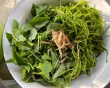 รูปขั้นตอนการทำที่ 2 ของ แกงขี้เหล็กน้ำย่านาง🌿🧄ใส่หูหมูและแคปหมู(สูตรไม่ใส่ปลาร้า)🌶️