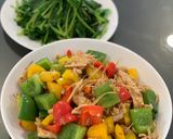 Hình bước làm 3 của món Lườn gà xào sả ớt...xanh, đỏ, vàng 🤪