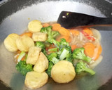 Foto langkah ke 3 dari resep Tumis tahu brokoli wortel.