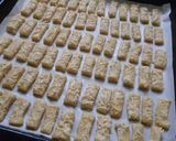 Foto langkah ke 4 dari resep Kastengel keju cheddar tanpa cetakan kastengel.