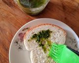 Foto del paso 2 de la receta: 🍞 Tostada con aceite saborizado de albahaca y ajo 🍃