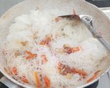 Foto langkah ke 13 dari resep Bihun Goreng Telur Wortel.
