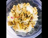 A picture of step 4 of Pears and walnuts creamy chat.
