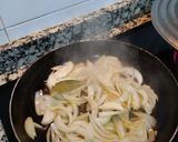 Foto del paso 1 de la receta Calamares encebollados al laurel