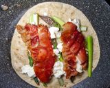 Foto del passaggio 3 della ricetta Piadina con Asparagi, Stracchino e Speck Croccante