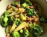 Foto langkah ke 4 dari resep Tumis brokoli daging vegetarian.