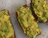 Foto del paso 1 de la receta: Tostadas integrales con aguacate y huevo
