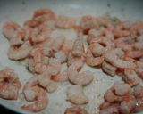 Foto del paso 3 de la receta: Pasta en salsa de queso mozzarella con camarones