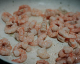 Foto del paso 3 de la receta: Pasta en salsa de queso mozzarella con camarones