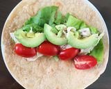 Hình bước làm 3 của món Tortilla cuộn gà và bơ🥑
