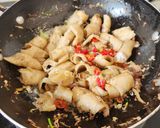 Hình bước làm 4 của món Mì Căn Xào Sả Ớt