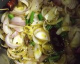 A picture of step 2 of Lauki do pyaza.