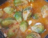 Foto del paso 5 de la receta: Pollo, coles de Bruselas al vino, cebolla y morrones rehogados