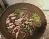 Foto langkah ke 2 dari resep Tumis Cumi Asin Cabai Hijau.