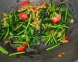 Foto langkah ke 5 dari resep Tumis Bayam Jamur Tiram.