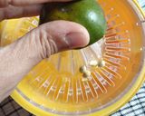 Foto langkah ke 4 dari resep Es Jeruk Selasih.