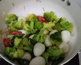 Foto langkah ke 4 dari resep Tumis brokoli telur puyuh.