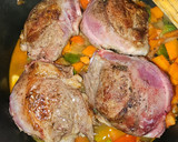 Foto del paso 4 de la receta: Canelón de carrilleras de cerdo al vino tinto con setas de temporada