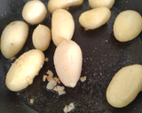 Foto del paso 1 de la receta: Berenjena a la plancha 5 quesos con patatas al azafrán