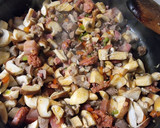 Foto del paso 4 de la receta: Arroz con ibéricos y setas