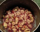 Foto del paso 6 de la receta: Pollo en salsa de tomate con huevos cocidos