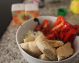 Foto del paso 2 de la receta: Merienda fácil— ensalada de verduras crudas, feta y pan de pita