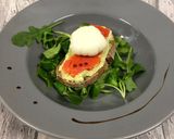 Une image de l'étape 5 de Tartine crème d’avocat saumon fumé œuf poché.