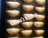 A picture of step 2 of Baked meat pies.