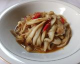 Foto langkah ke 5 dari resep Tumis Jamur Tiram Pedas.