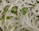 Foto del paso 2 de la receta: Ensalada de escarola y cebolla en juliana