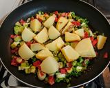 Foto del paso 1 de la receta: HUEVOS🍳Revueltos, Papas Cocidas y Fiambres...!🥓🥩