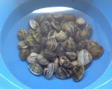 Foto del passaggio 1 della ricetta Trenette con vongole, asparagi e aglio dolce