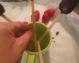 Foto del paso 5 de la receta: Frutillas bañadas en chocolate tipo piruletas