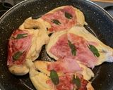 Foto del passaggio 3 della ricetta Saltimbocca di pollo con prosciutto e salvia