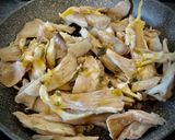 Foto del paso 2 de la receta: Mafalda corta con níscalos en aceite de ajo y escamas de chile