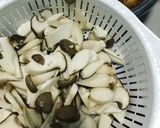 รูปขั้นตอนการทำที่ 2 ของ แกงปีกไก่ใส่เห็ดออรินจิ