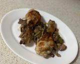 Foto del paso 7 de la receta: Muslos de pollo estilo oriental con menestra de mix setas y ajetes