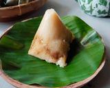Foto langkah ke 6 dari resep Bacang ketan isi ayam jamur.