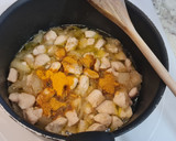 Foto del paso 3 de la receta: Fideos encebollados con pollo al curry