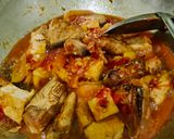 Foto langkah ke 5 dari resep Sambelan Ikan Asap Daun Kemangi.
