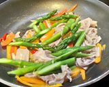 A picture of step 2 of Stir-Fried Pork Stomach with Asparagus and Sweet Peppers.