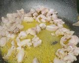 Foto langkah ke 2 dari resep Ayam Cah Brokoli Simple.