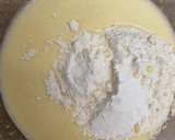 Foto del paso 3 de la receta: Bizcocho de yogur y naranja con chispas de chocolate en freidora de aire