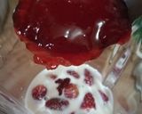 Foto langkah ke 2 dari resep Strawberry Milkshake.