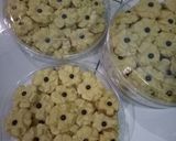 Foto langkah ke 7 dari resep Kue semprit mawar.