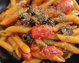 Foto del paso 5 de la receta: Penne all'aglio, acciughe, pomodoro, olive nere