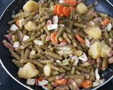 Foto del paso 4 de la receta: Judías V. con Patatas, Zanahorias, Bacon, Champiñones y huevo
